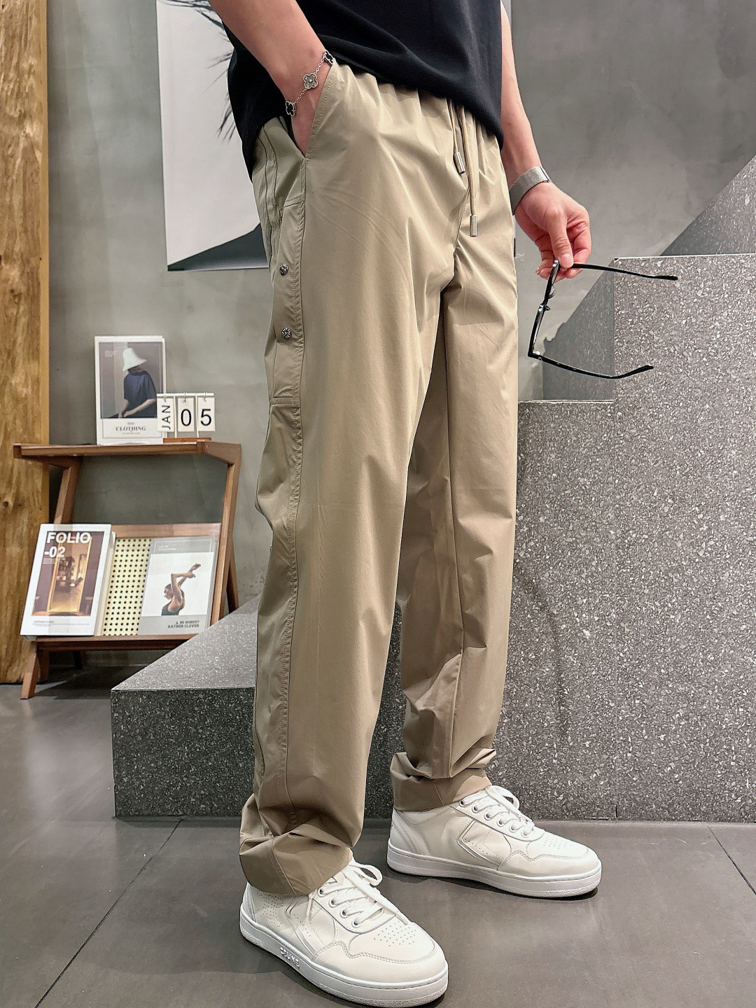 克罗心.2026早秋新款休闲裤!官网同步发售。品牌经典logo休闲裤，定制面料，舒适度极好，手触感强烈。