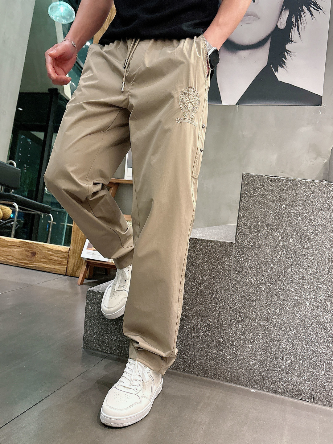 克罗心.2026早秋新款休闲裤!官网同步发售。品牌经典logo休闲裤，定制面料，舒适度极好，手触感强烈。