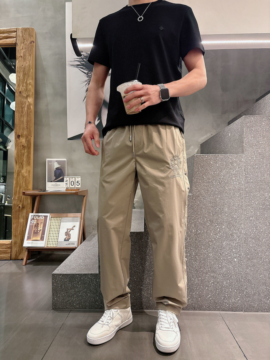 克罗心.2026早秋新款休闲裤!官网同步发售。品牌经典logo休闲裤，定制面料，舒适度极好，手触感强烈。