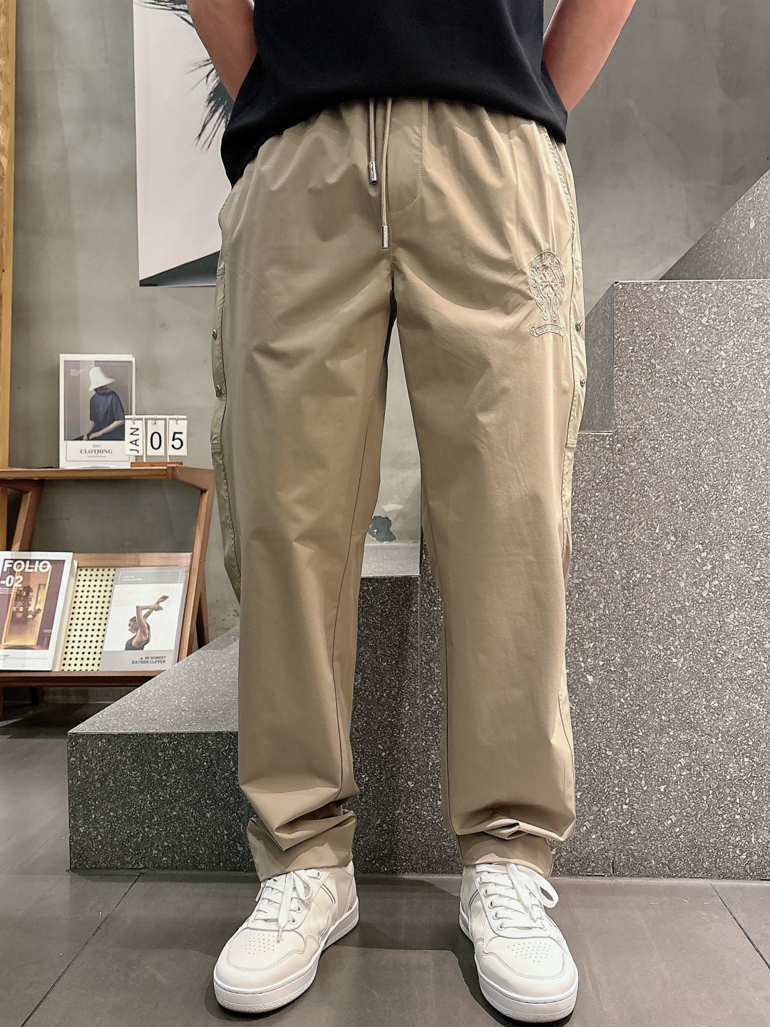 克罗心.2026早秋新款休闲裤!官网同步发售。品牌经典logo休闲裤，定制面料，舒适度极好，手触感强烈。