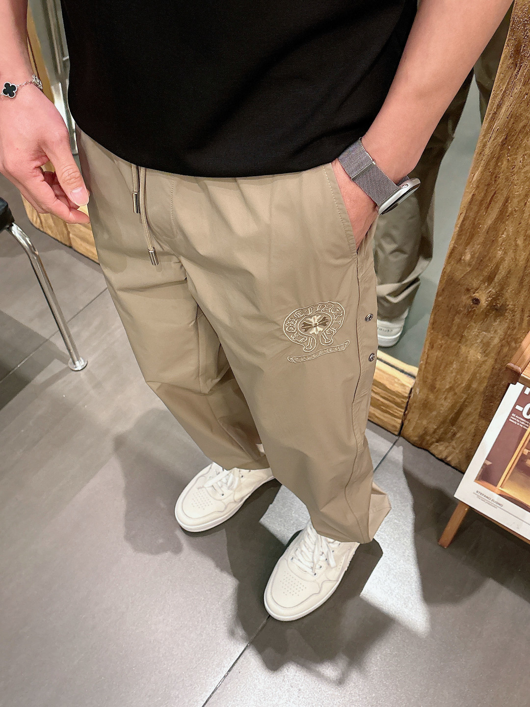 克罗心.2026早秋新款休闲裤!官网同步发售。品牌经典logo休闲裤，定制面料，舒适度极好，手触感强烈。