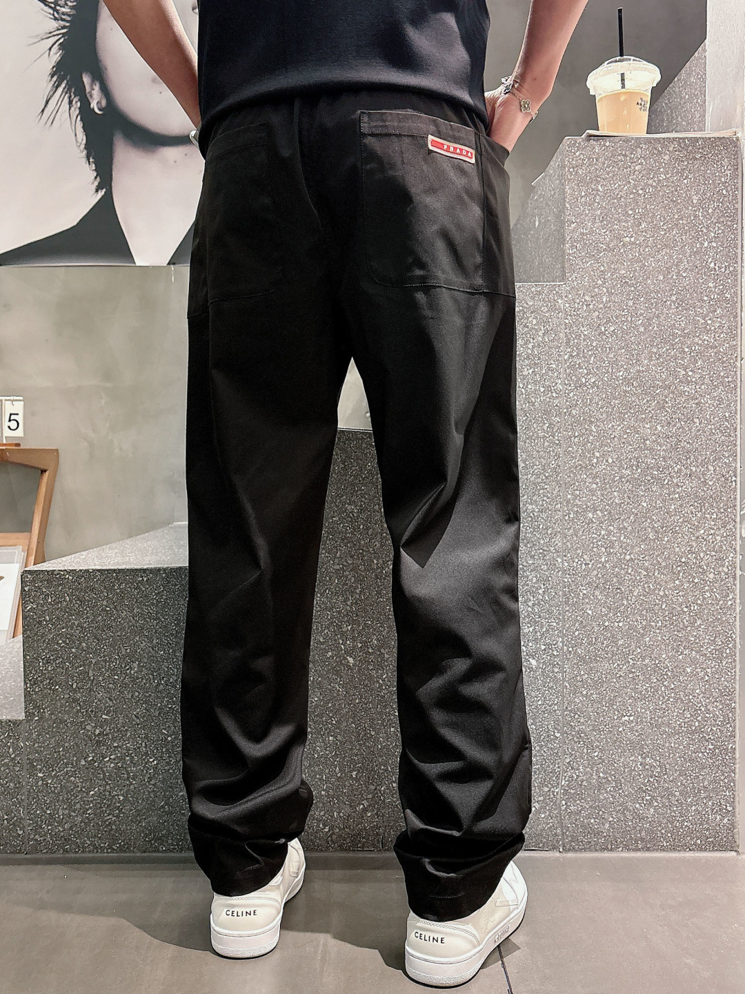 PRA2026新款。进口面料款式简约百搭款，不挑人穿，细节感十足！裤身口袋非常有亮点，但也不会显得过于高