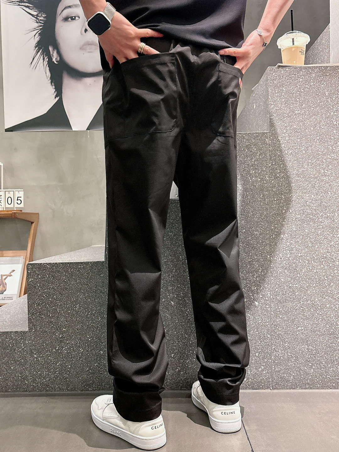 PRA2026新款。进口面料款式简约百搭款，不挑人穿，细节感十足！裤身口袋非常有亮点，但也不会显得过于高