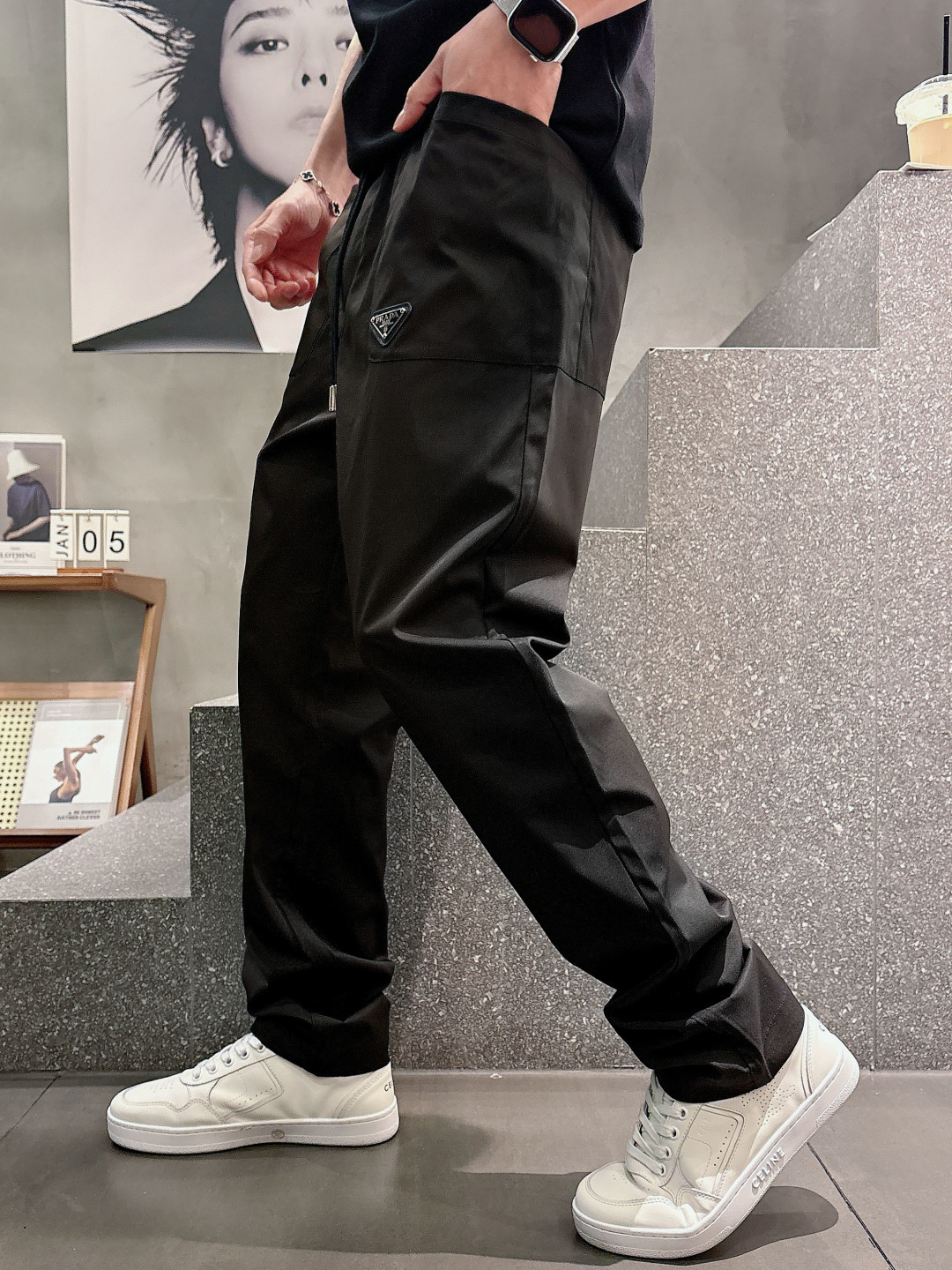 PRA2026新款。进口面料款式简约百搭款，不挑人穿，细节感十足！裤身口袋非常有亮点，但也不会显得过于高