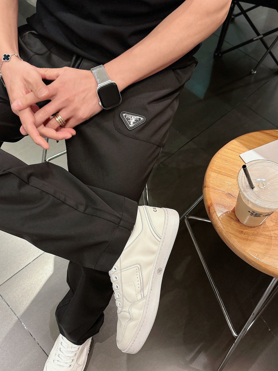 PRA2026新款。进口面料款式简约百搭款，不挑人穿，细节感十足！裤身口袋非常有亮点，但也不会显得过于高