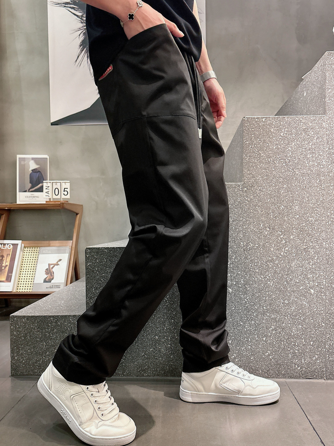 PRA2026新款。进口面料款式简约百搭款，不挑人穿，细节感十足！裤身口袋非常有亮点，但也不会显得过于高