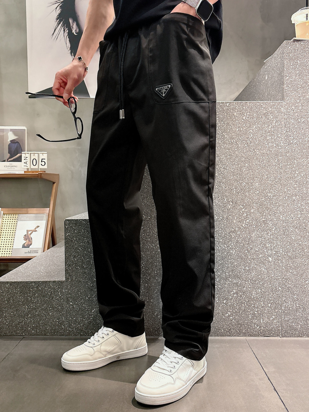 PRA2026新款。进口面料款式简约百搭款，不挑人穿，细节感十足！裤身口袋非常有亮点，但也不会显得过于高