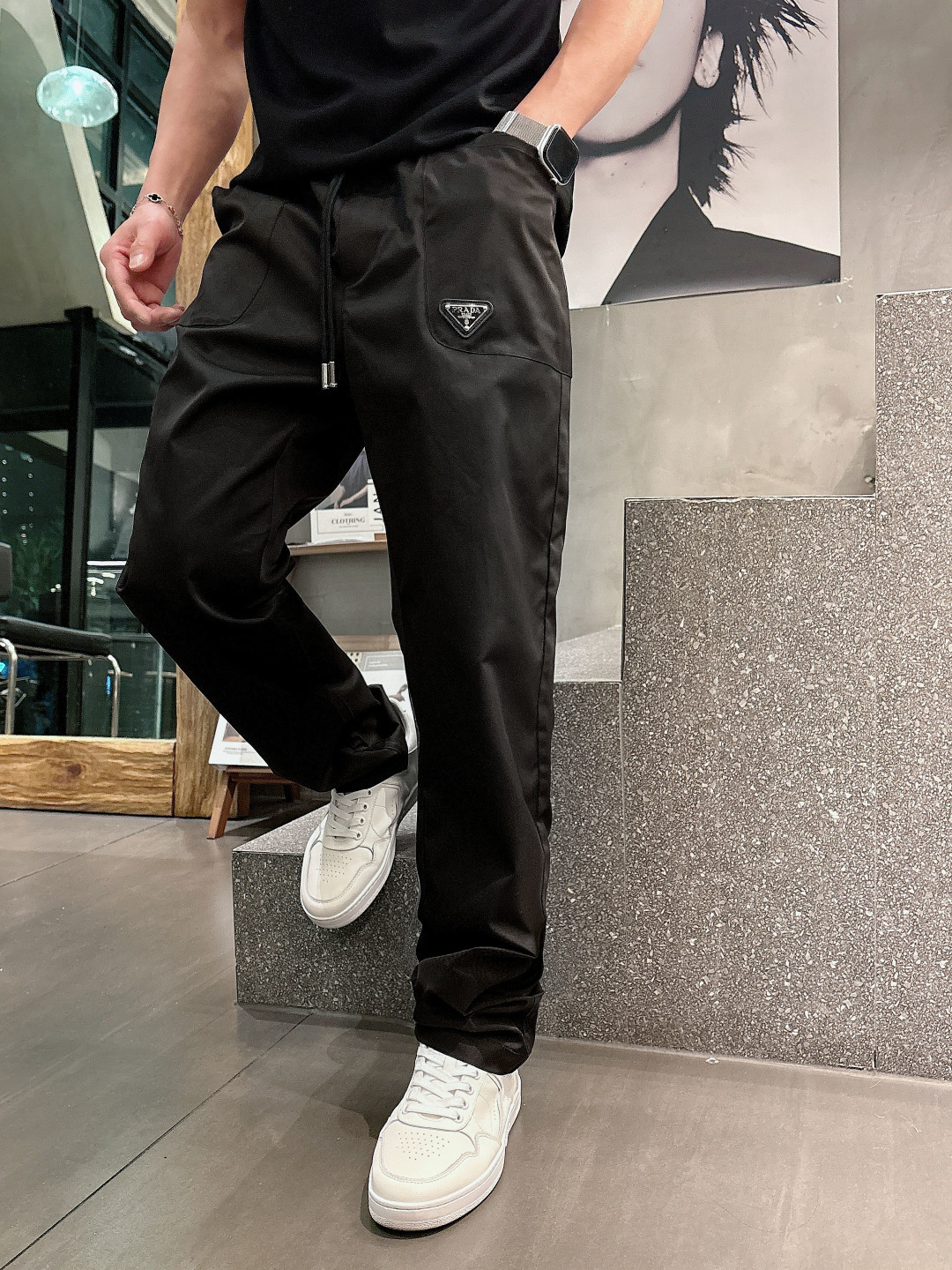 PRA2026新款。进口面料款式简约百搭款，不挑人穿，细节感十足！裤身口袋非常有亮点，但也不会显得过于高