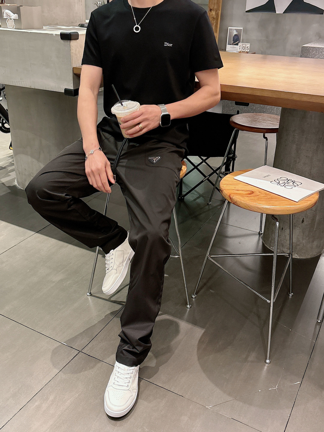 PRA2026新款。进口面料款式简约百搭款，不挑人穿，细节感十足！裤身口袋非常有亮点，但也不会显得过于高