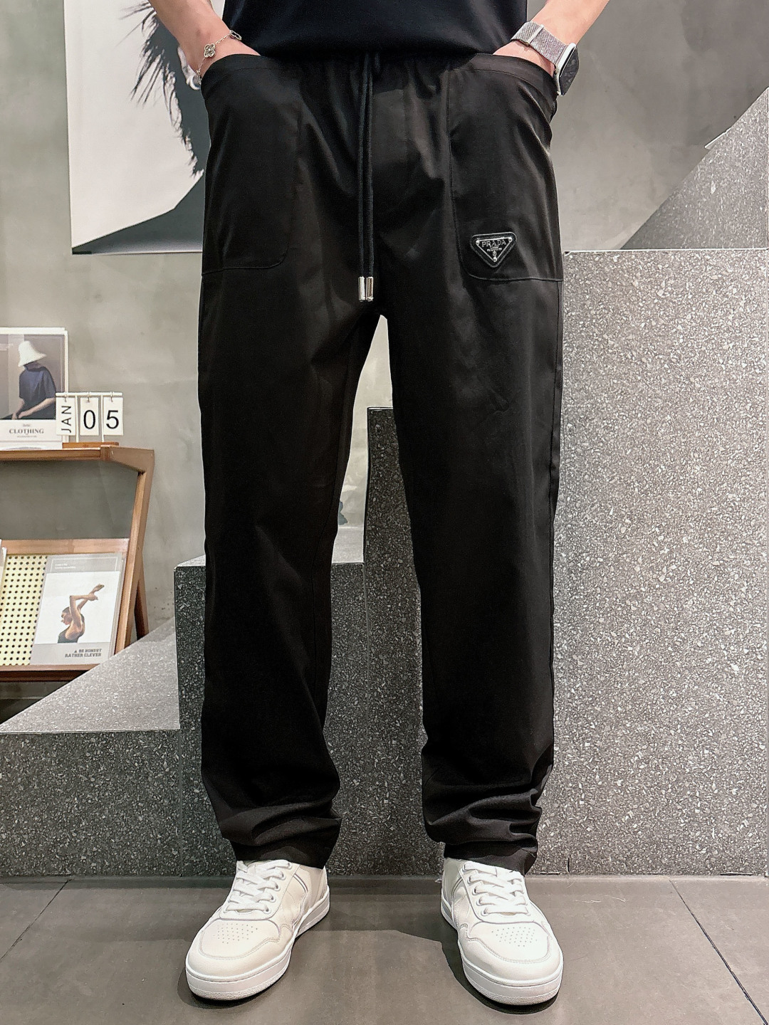 PRA2026新款。进口面料款式简约百搭款，不挑人穿，细节感十足！裤身口袋非常有亮点，但也不会显得过于高