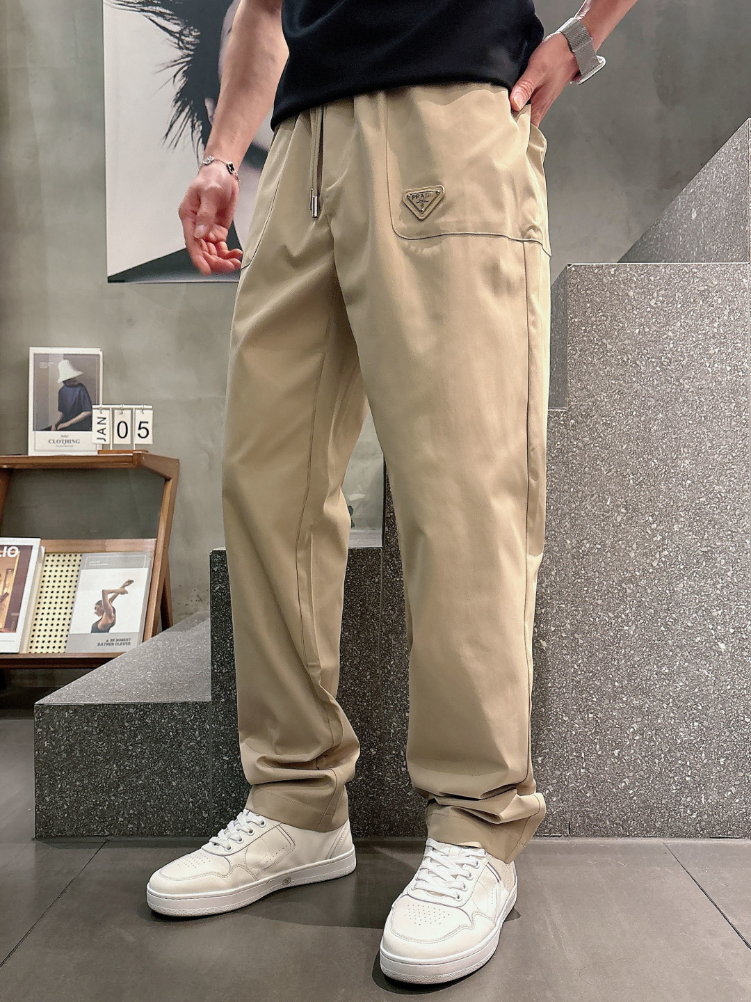 PRA2026新款。进口面料款式简约百搭款，不挑人穿，细节感十足！裤身口袋非常有亮点，但也不会显得过于高