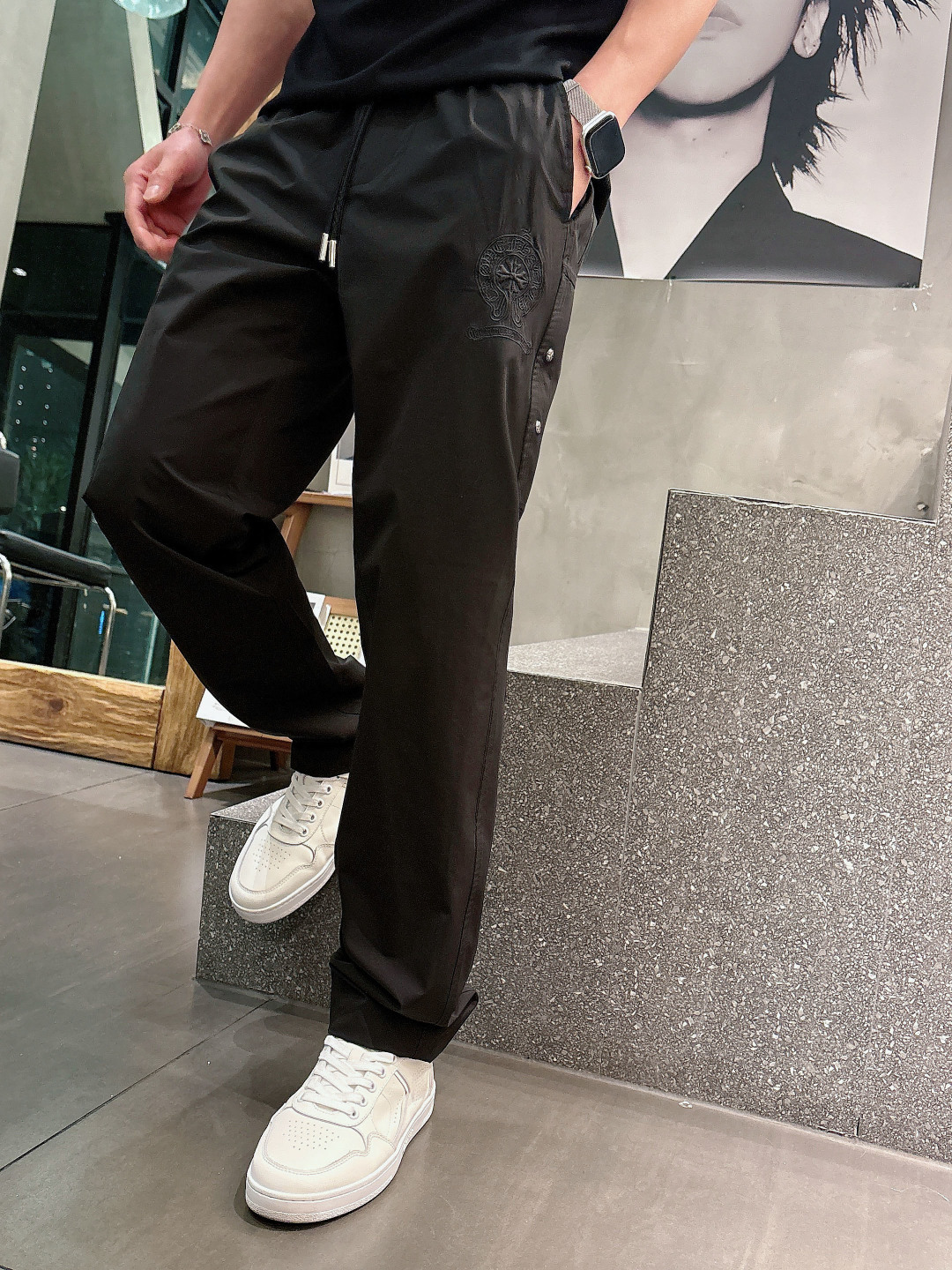 克罗心.2026早秋新款休闲裤!官网同步发售。品牌经典logo休闲裤，定制面料，舒适度极好，手触感强烈。