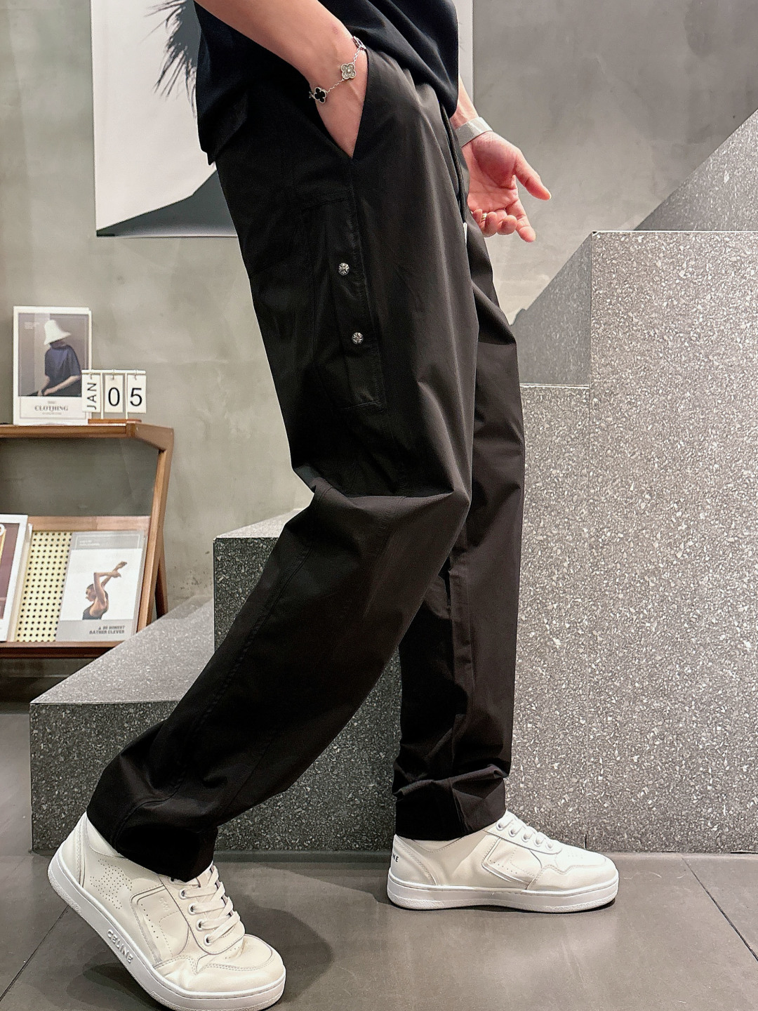 克罗心.2026早秋新款休闲裤!官网同步发售。品牌经典logo休闲裤，定制面料，舒适度极好，手触感强烈。