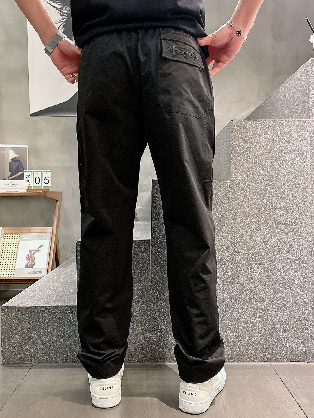 克罗心.2026早秋新款休闲裤!官网同步发售。品牌经典logo休闲裤，定制面料，舒适度极好，手触感强烈。