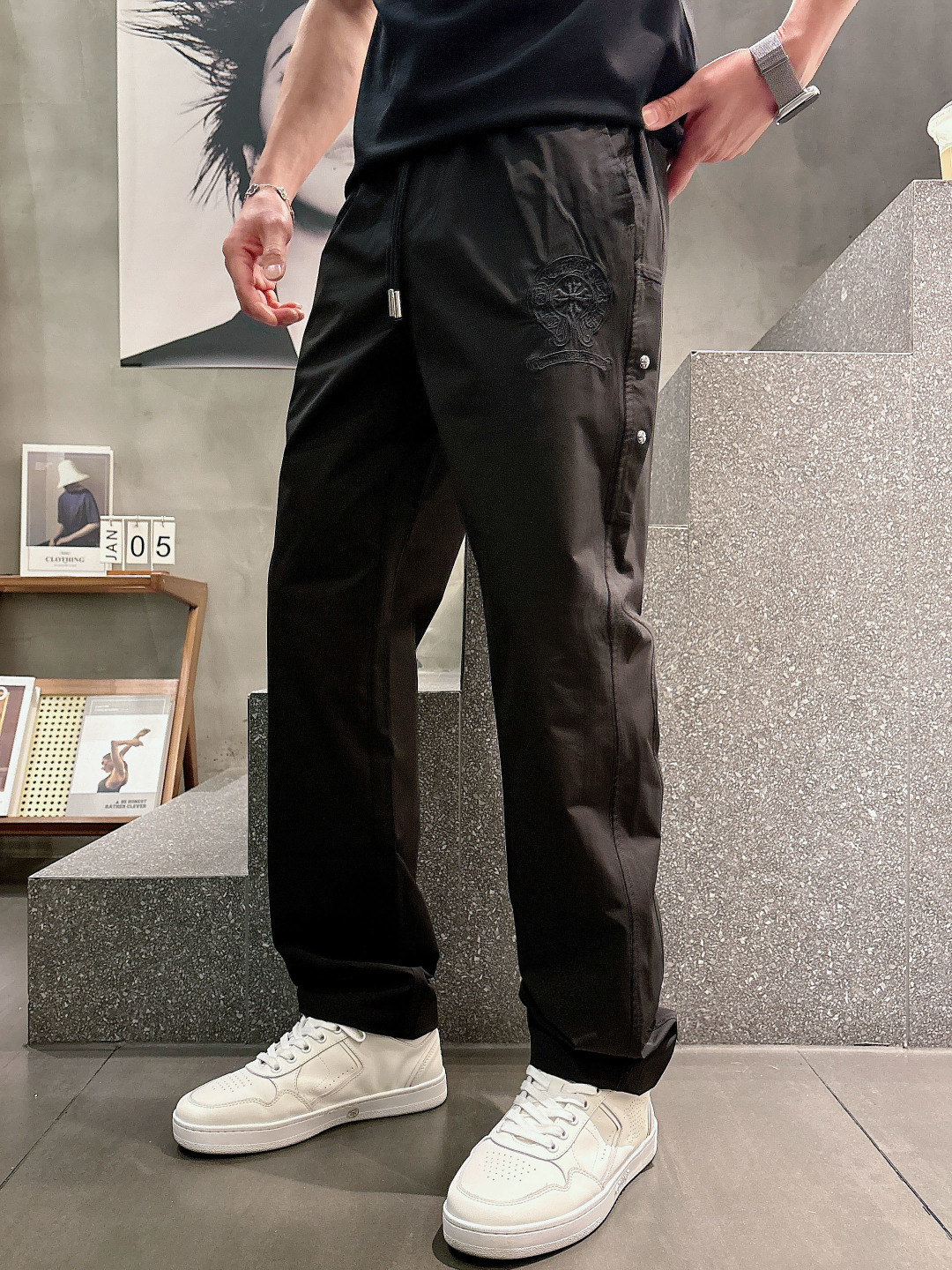 克罗心.2026早秋新款休闲裤!官网同步发售。品牌经典logo休闲裤，定制面料，舒适度极好，手触感强烈。