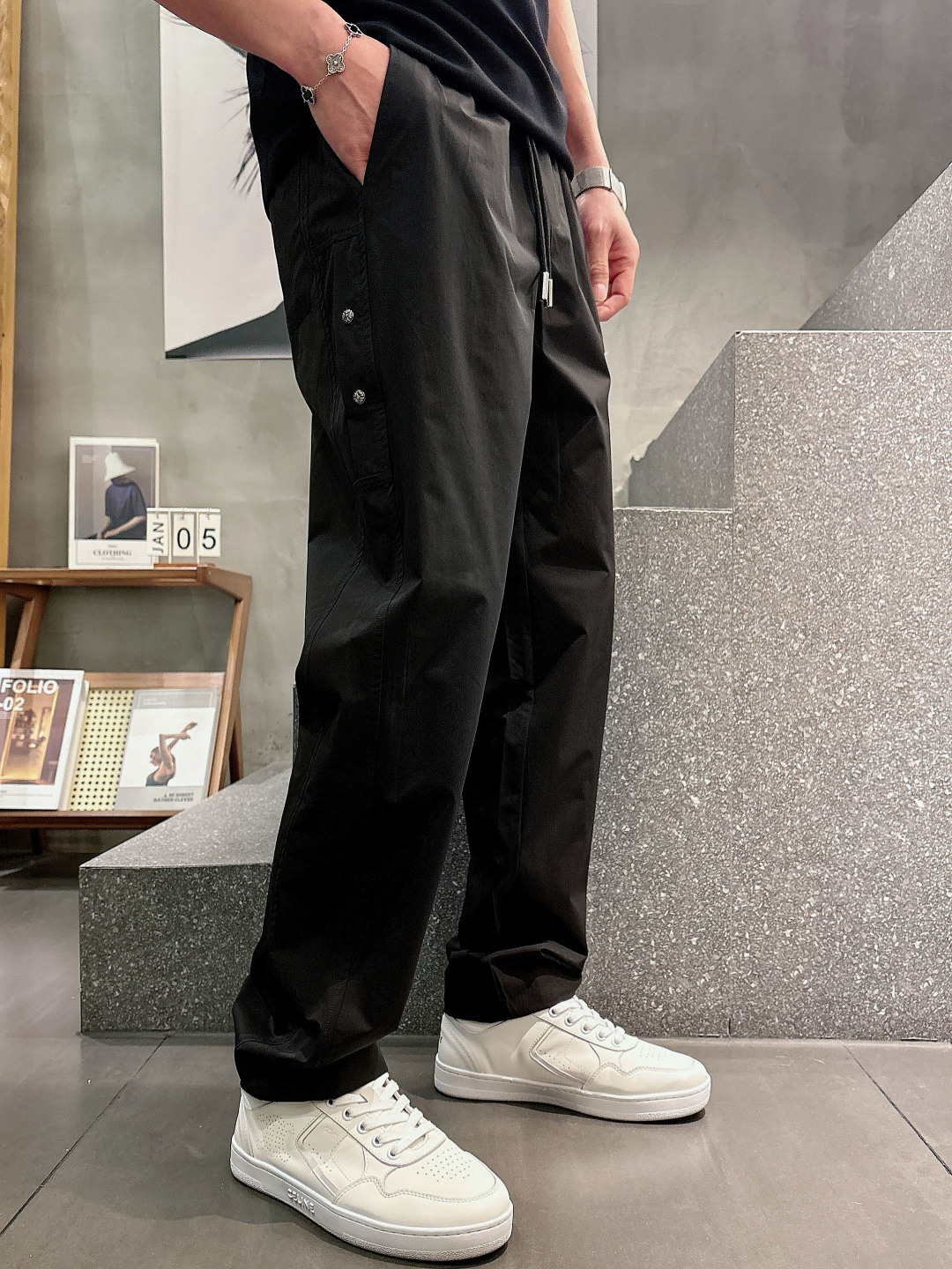 克罗心.2026早秋新款休闲裤!官网同步发售。品牌经典logo休闲裤，定制面料，舒适度极好，手触感强烈。