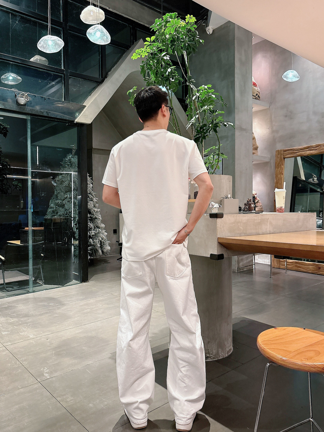 阿玛尼 春夏新款首发专柜最新款圆领短袖 高端订制 设计前卫时尚！经典品牌logo重工艺设计 （定制丝光珠