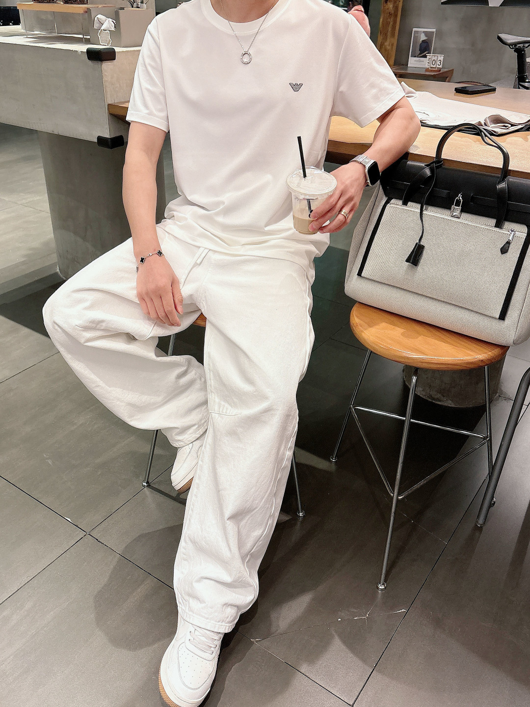 阿玛尼 春夏新款首发专柜最新款圆领短袖 高端订制 设计前卫时尚！经典品牌logo重工艺设计 （定制丝光珠