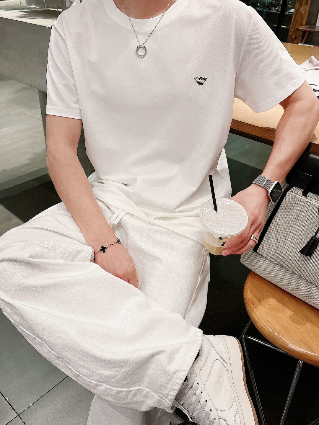 阿玛尼 春夏新款首发专柜最新款圆领短袖 高端订制 设计前卫时尚！经典品牌logo重工艺设计 （定制丝光珠