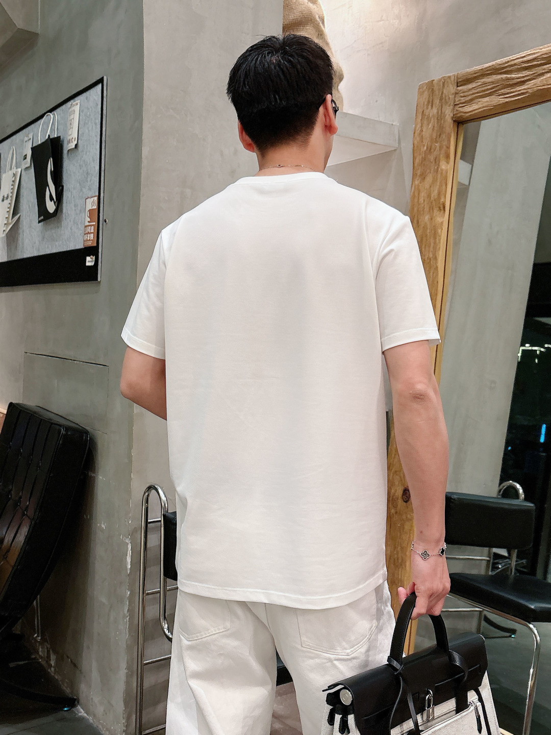 阿玛尼 春夏新款首发专柜最新款圆领短袖 高端订制 设计前卫时尚！经典品牌logo重工艺设计 （定制丝光珠