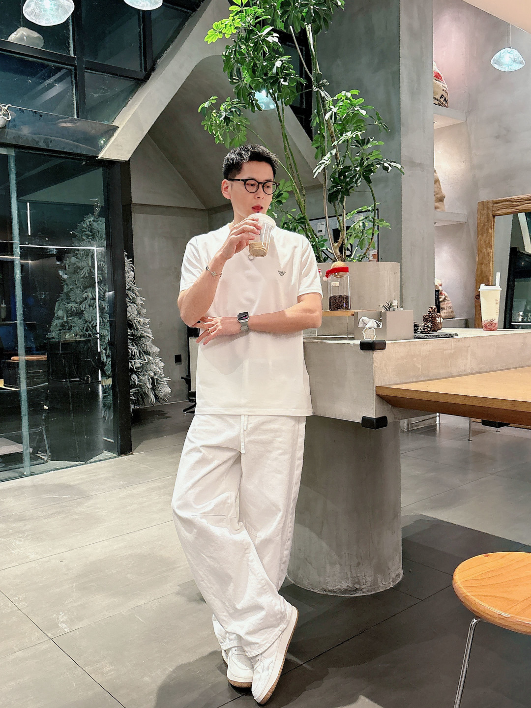 阿玛尼 春夏新款首发专柜最新款圆领短袖 高端订制 设计前卫时尚！经典品牌logo重工艺设计 （定制丝光珠