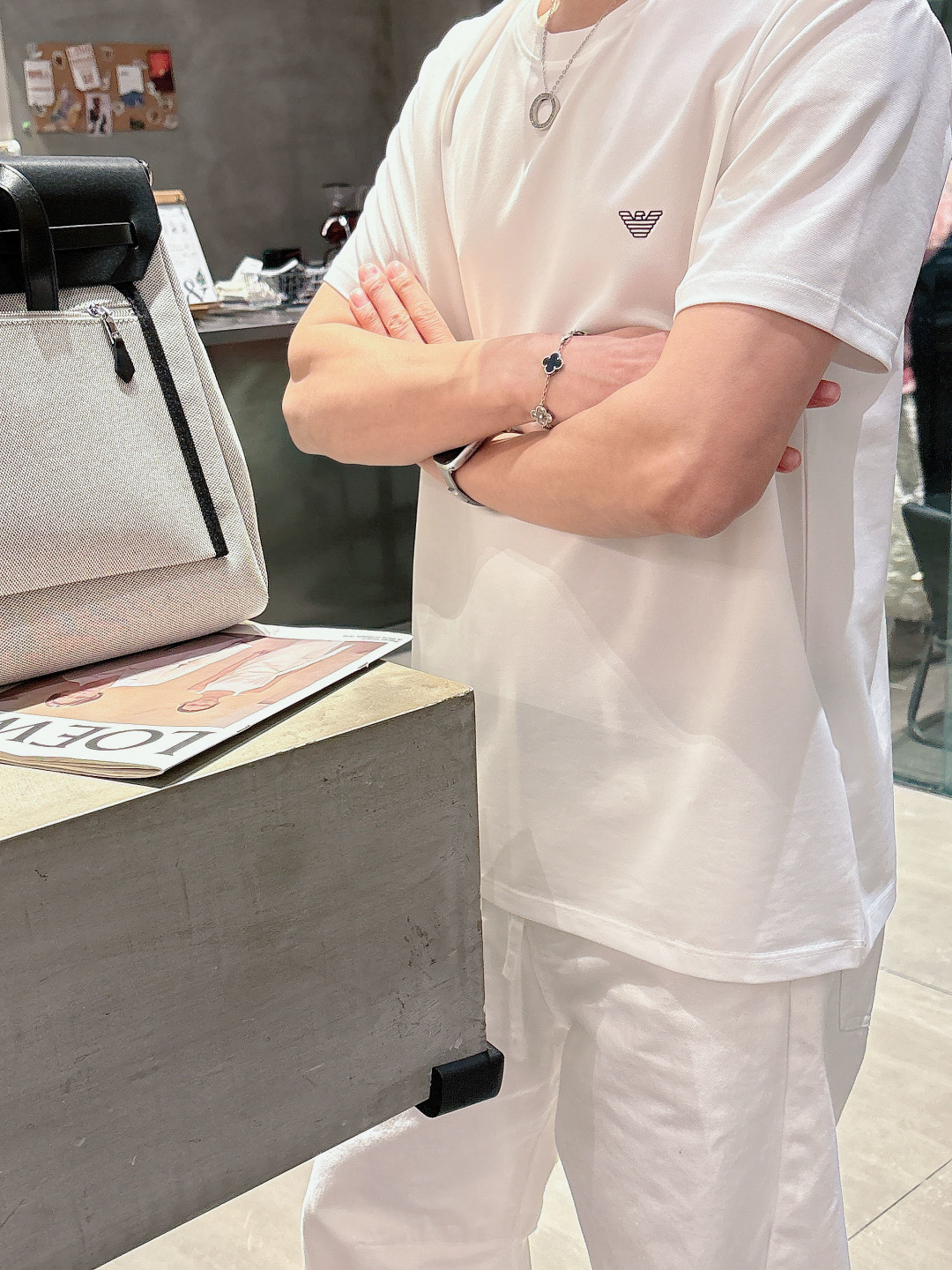 阿玛尼 春夏新款首发专柜最新款圆领短袖 高端订制 设计前卫时尚！经典品牌logo重工艺设计 （定制丝光珠