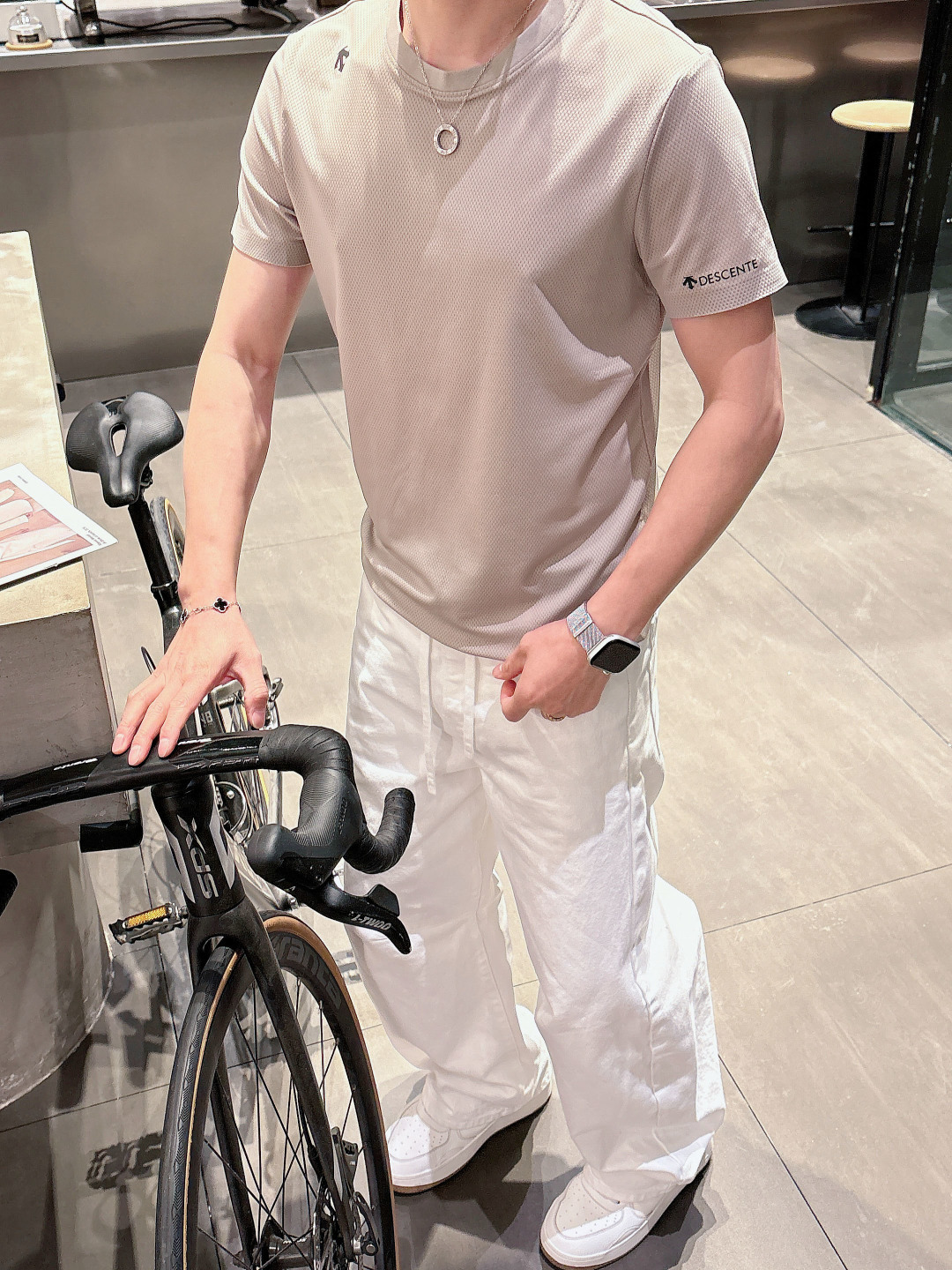 迪桑特新款圆领短袖T恤 定制面料，简约时尚精致，减龄百，色彩搭配舒适清爽， 亲肤细腻柔软， 男女同款 黑