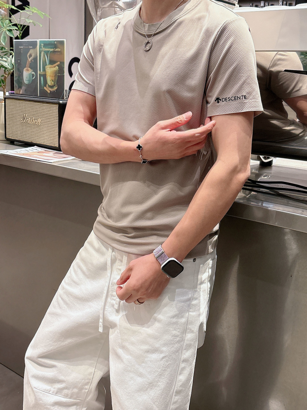 迪桑特新款圆领短袖T恤 定制面料，简约时尚精致，减龄百，色彩搭配舒适清爽， 亲肤细腻柔软， 男女同款 黑