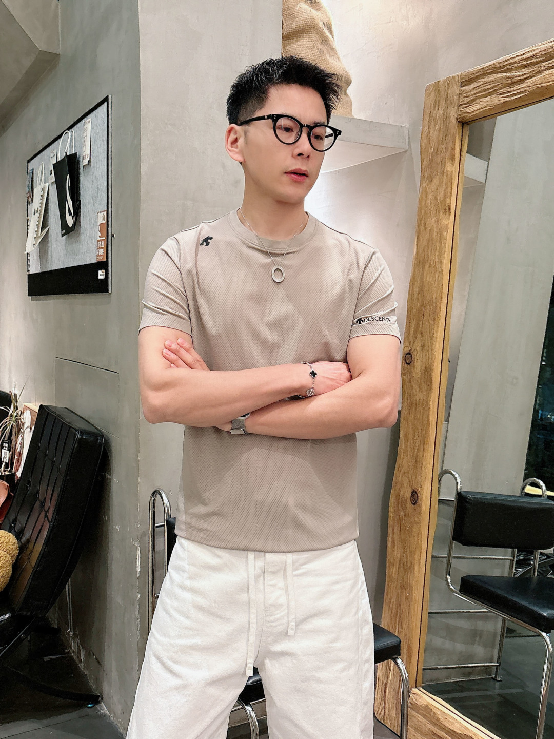 迪桑特新款圆领短袖T恤 定制面料，简约时尚精致，减龄百，色彩搭配舒适清爽， 亲肤细腻柔软， 男女同款 黑