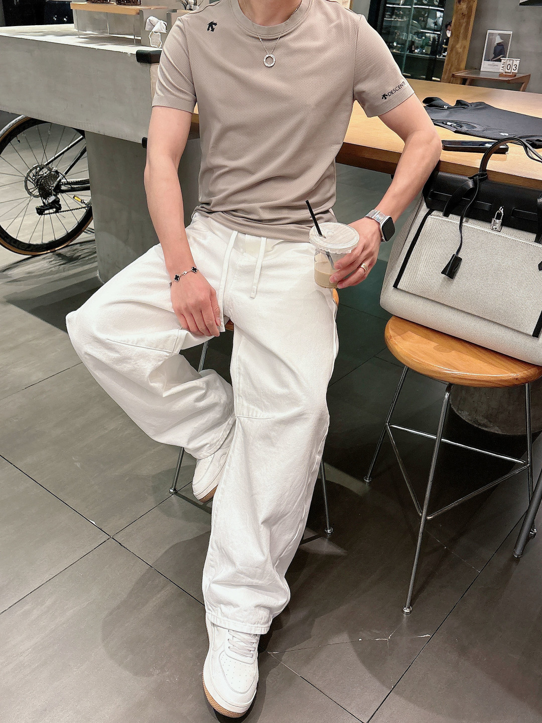 迪桑特新款圆领短袖T恤 定制面料，简约时尚精致，减龄百，色彩搭配舒适清爽， 亲肤细腻柔软， 男女同款 黑