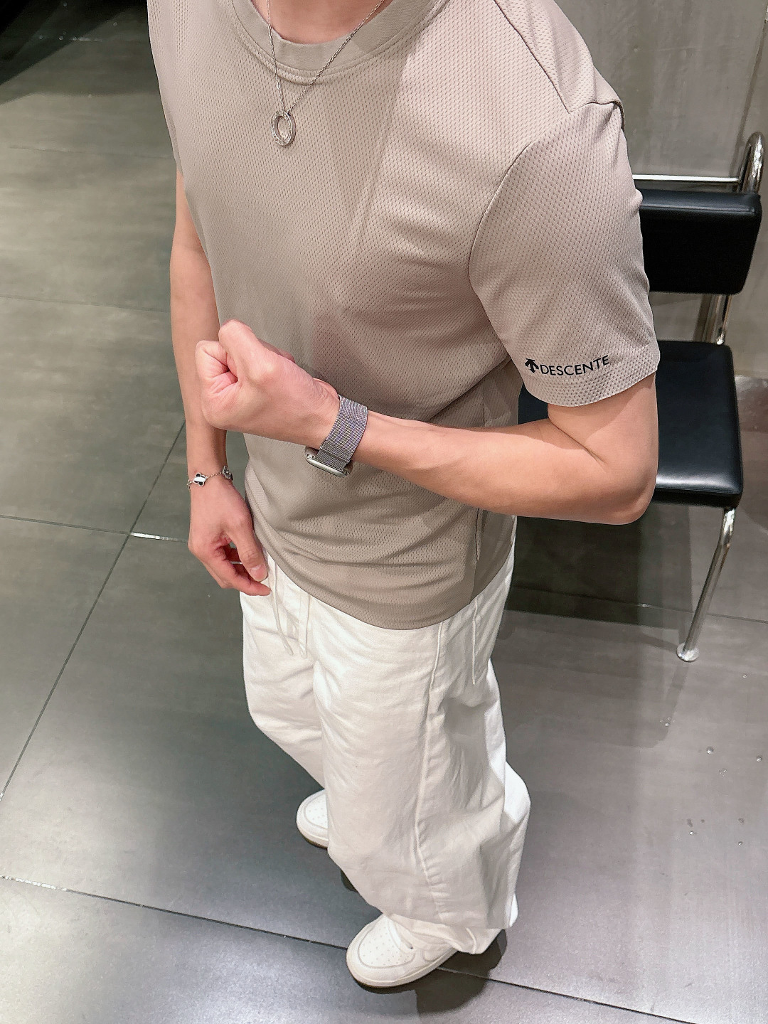 迪桑特新款圆领短袖T恤 定制面料，简约时尚精致，减龄百，色彩搭配舒适清爽， 亲肤细腻柔软， 男女同款 黑