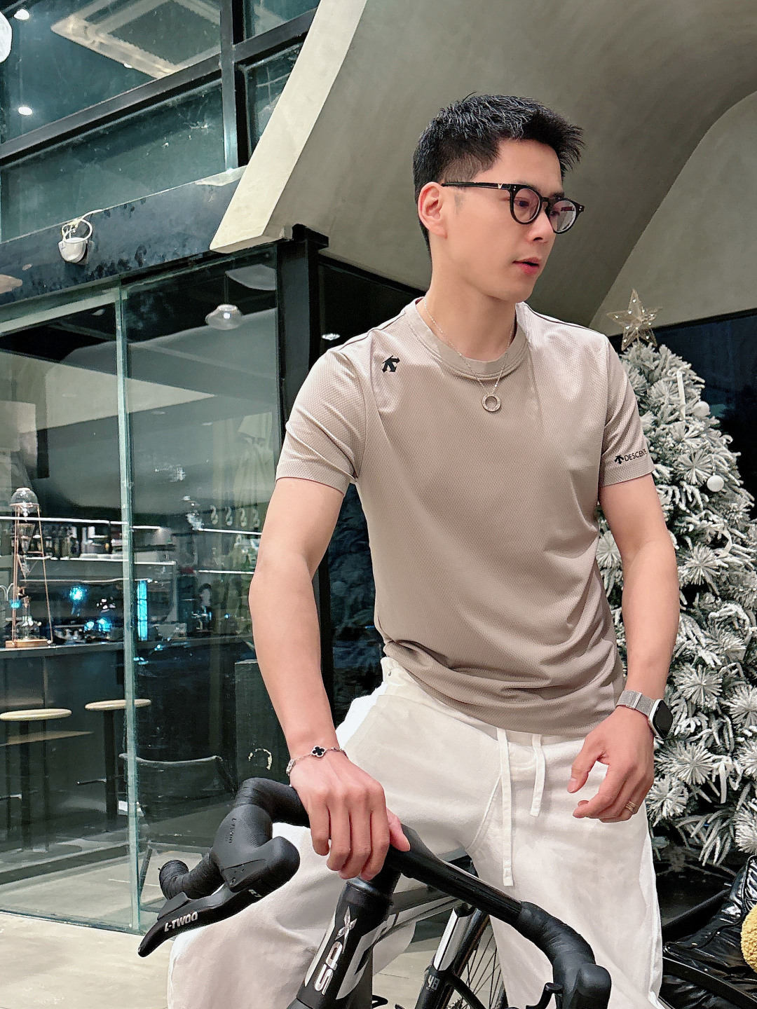 迪桑特新款圆领短袖T恤 定制面料，简约时尚精致，减龄百，色彩搭配舒适清爽， 亲肤细腻柔软， 男女同款 黑