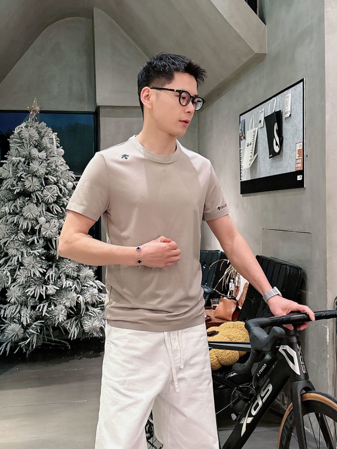 迪桑特新款圆领短袖T恤 定制面料，简约时尚精致，减龄百，色彩搭配舒适清爽， 亲肤细腻柔软， 男女同款 黑