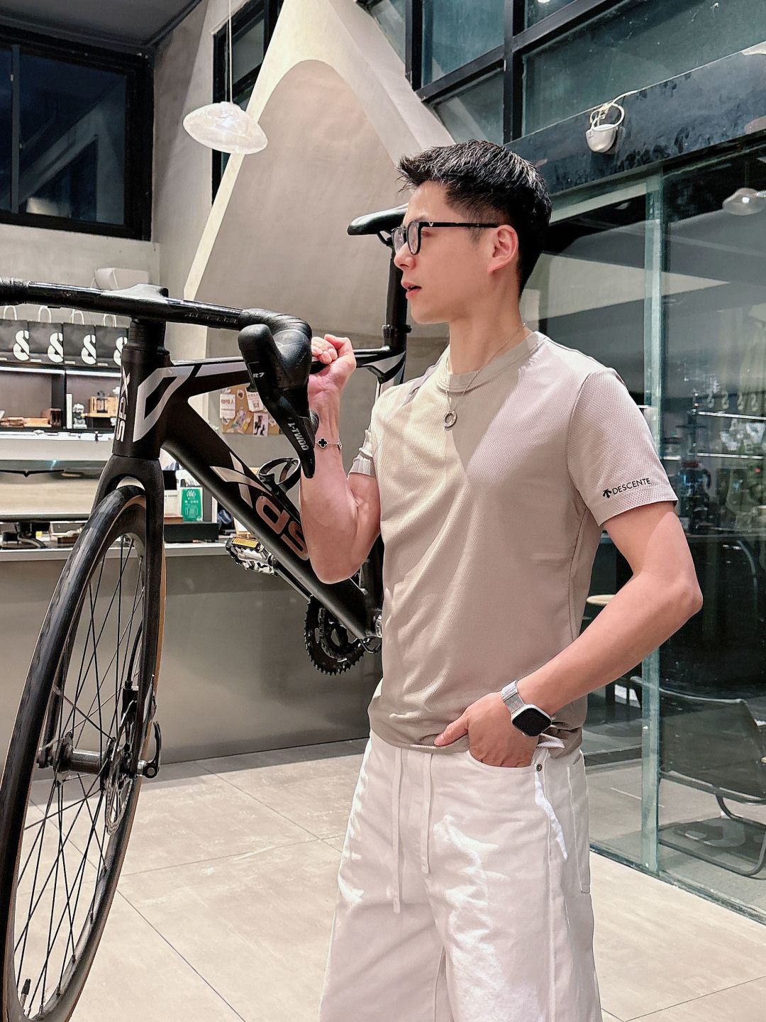 迪桑特新款圆领短袖T恤 定制面料，简约时尚精致，减龄百，色彩搭配舒适清爽， 亲肤细腻柔软， 男女同款 黑