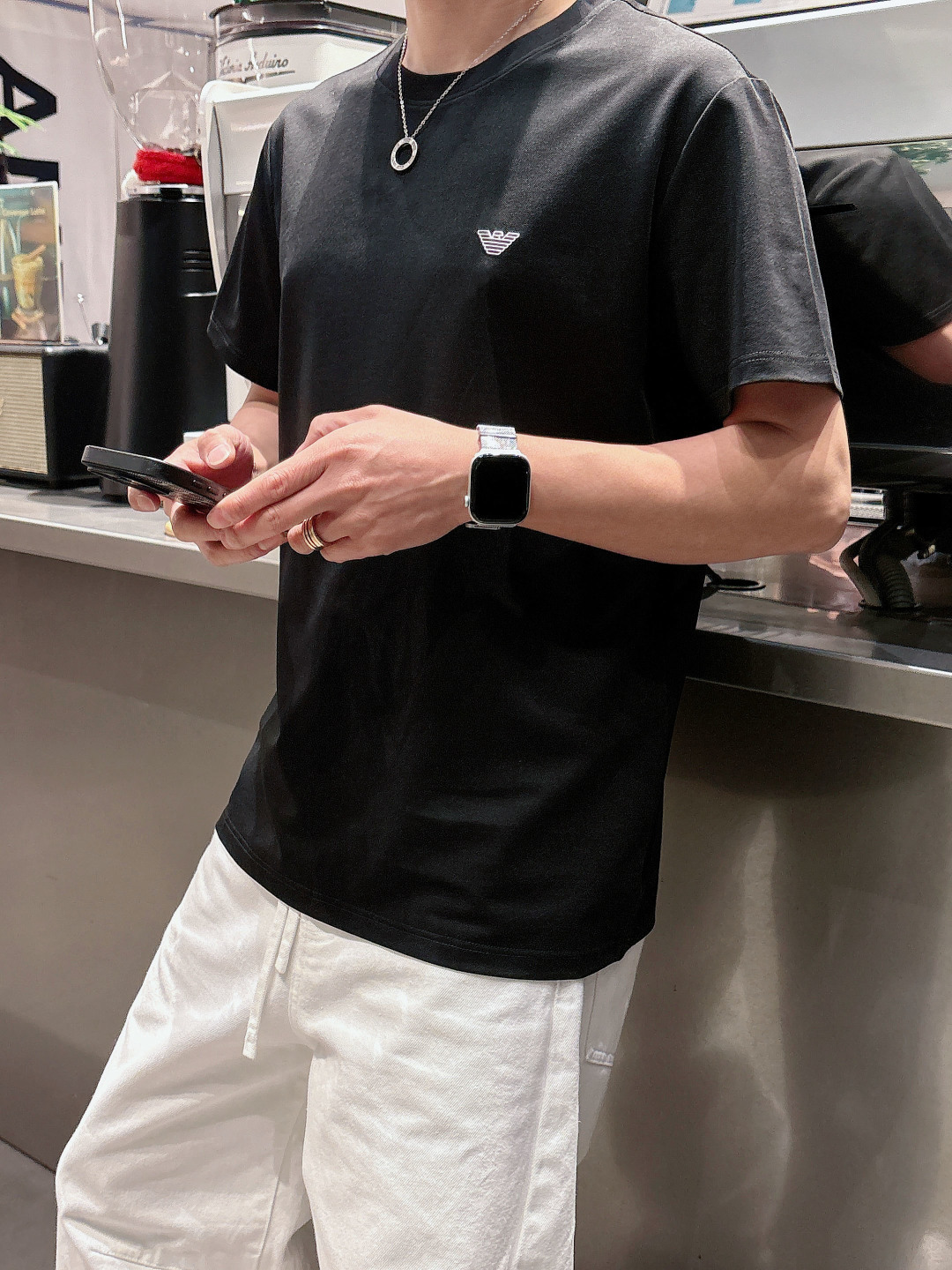 阿玛尼 春夏新款首发专柜最新款圆领短袖 高端订制 设计前卫时尚！经典品牌logo重工艺设计 （定制丝光珠