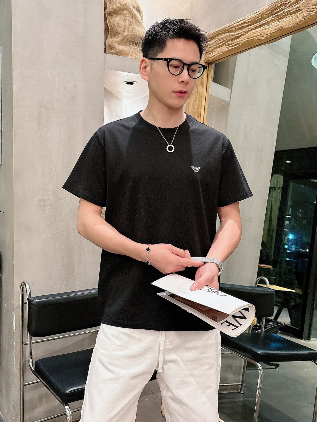 阿玛尼 春夏新款首发专柜最新款圆领短袖 高端订制 设计前卫时尚！经典品牌logo重工艺设计 （定制丝光珠