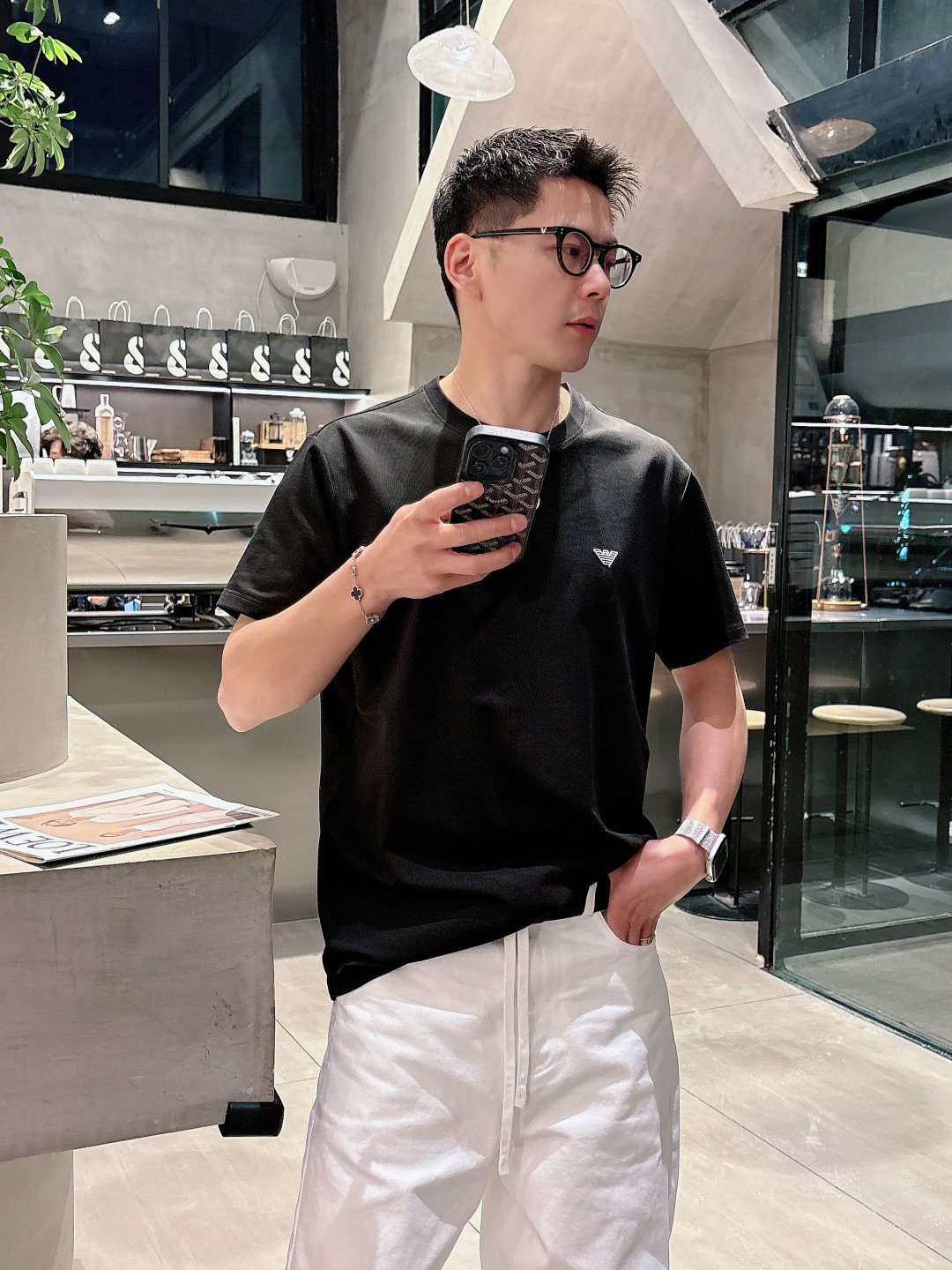 阿玛尼 春夏新款首发专柜最新款圆领短袖 高端订制 设计前卫时尚！经典品牌logo重工艺设计 （定制丝光珠