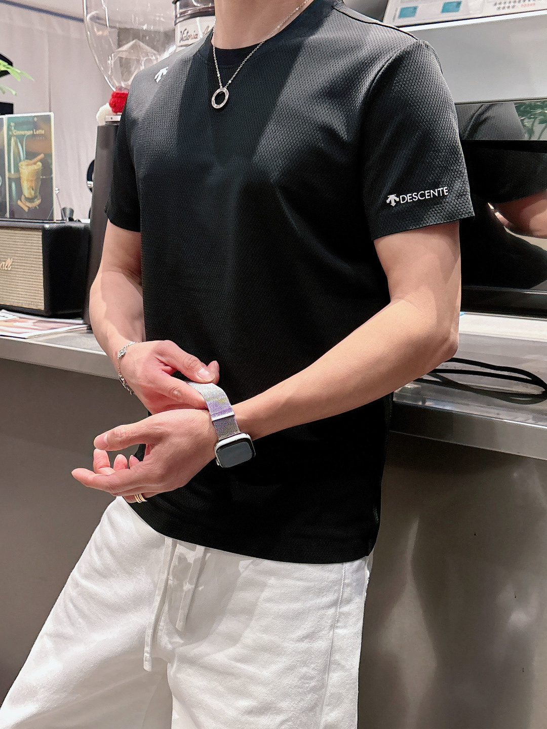 迪桑特新款圆领短袖T恤 定制面料，简约时尚精致，减龄百，色彩搭配舒适清爽， 亲肤细腻柔软， 男女同款 黑