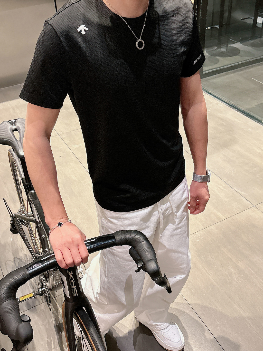 迪桑特新款圆领短袖T恤 定制面料，简约时尚精致，减龄百，色彩搭配舒适清爽， 亲肤细腻柔软， 男女同款 黑