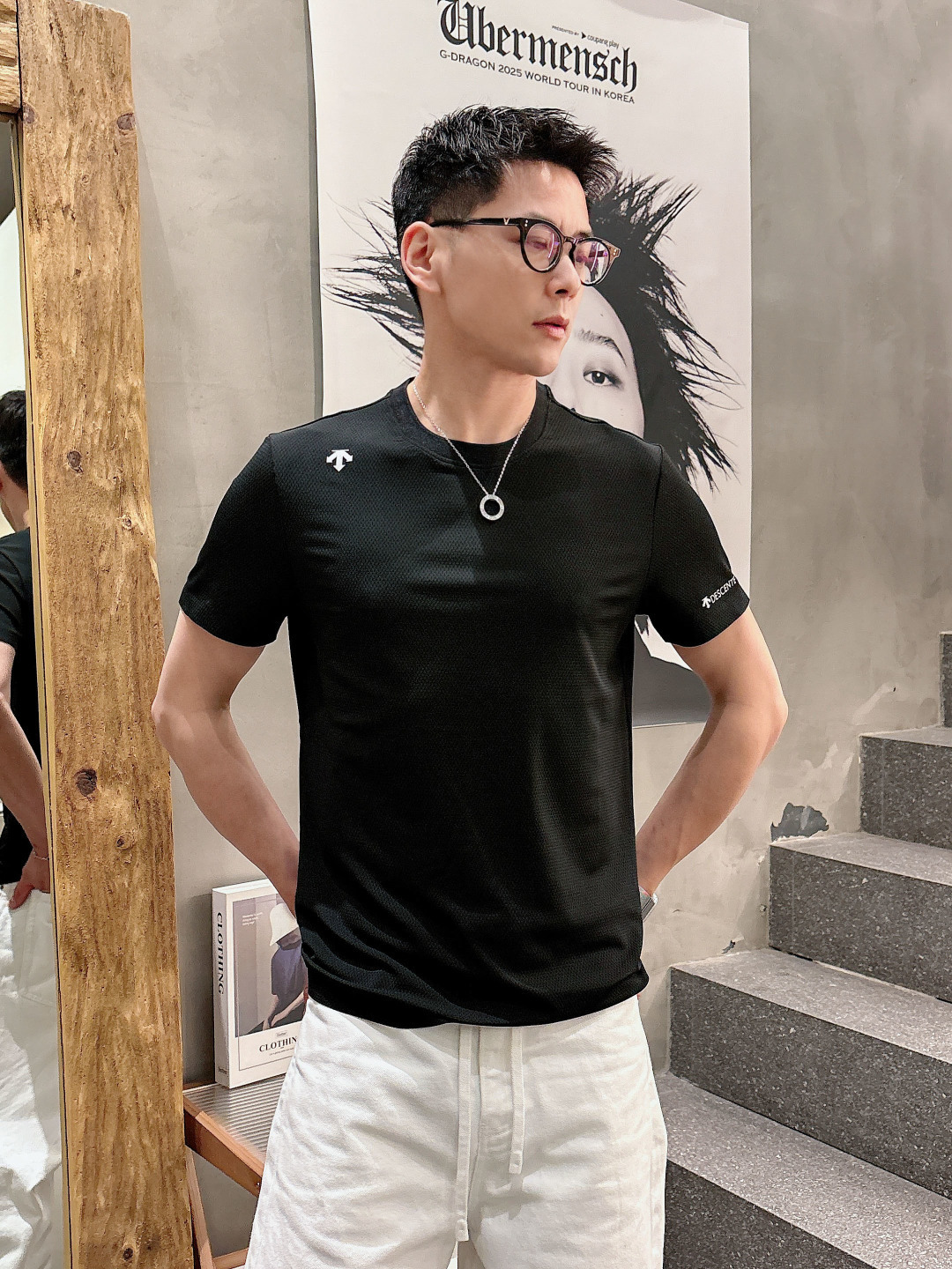 迪桑特新款圆领短袖T恤 定制面料，简约时尚精致，减龄百，色彩搭配舒适清爽， 亲肤细腻柔软， 男女同款 黑