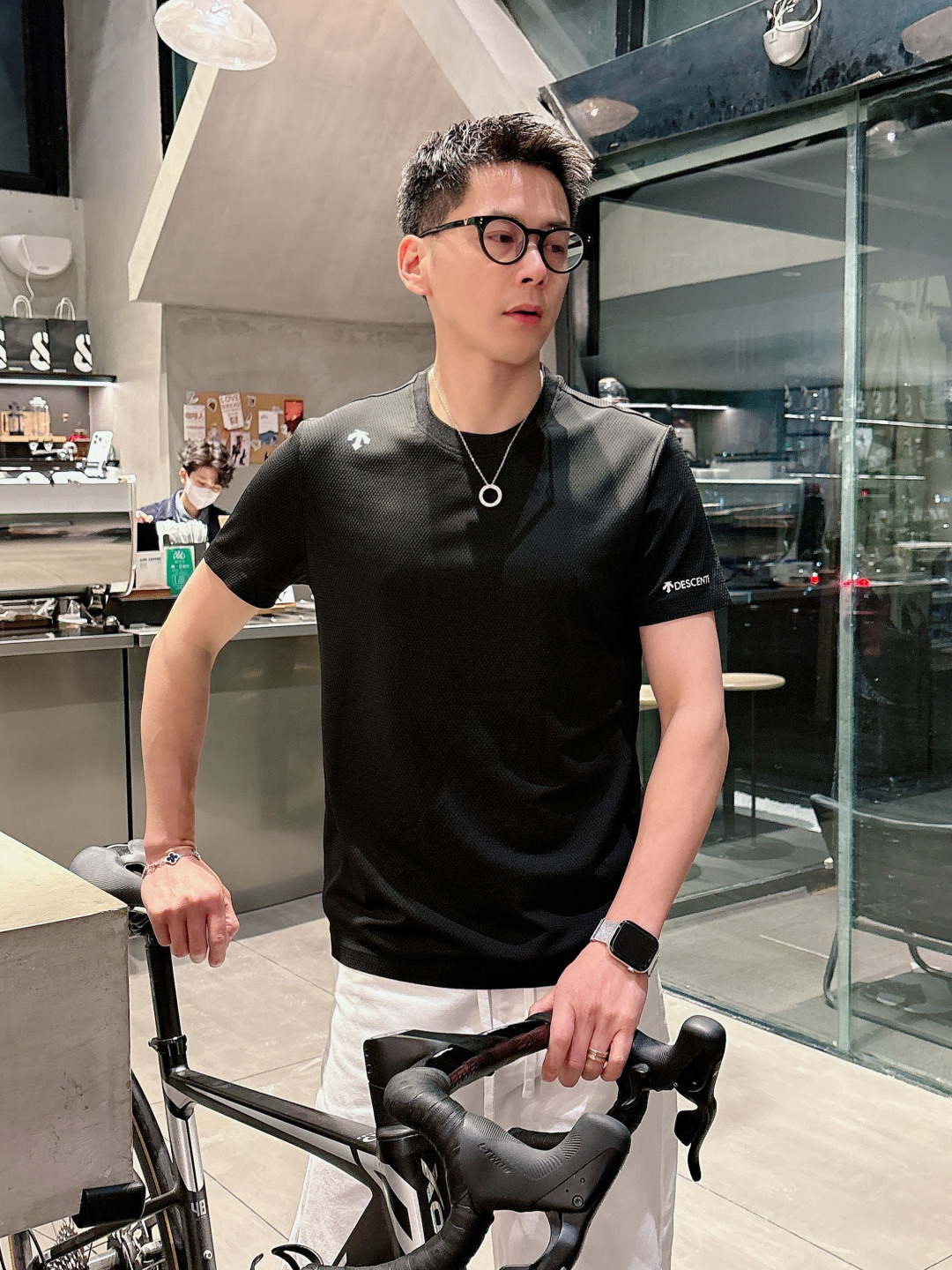 迪桑特新款圆领短袖T恤 定制面料，简约时尚精致，减龄百，色彩搭配舒适清爽， 亲肤细腻柔软， 男女同款 黑