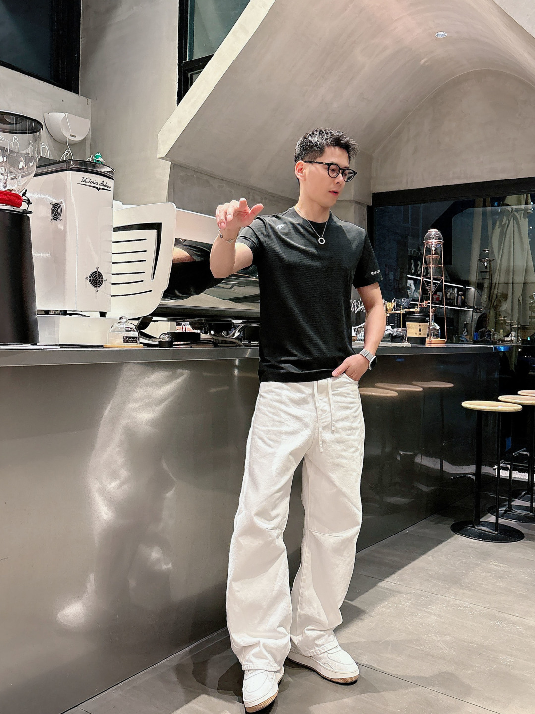 迪桑特新款圆领短袖T恤 定制面料，简约时尚精致，减龄百，色彩搭配舒适清爽， 亲肤细腻柔软， 男女同款 黑