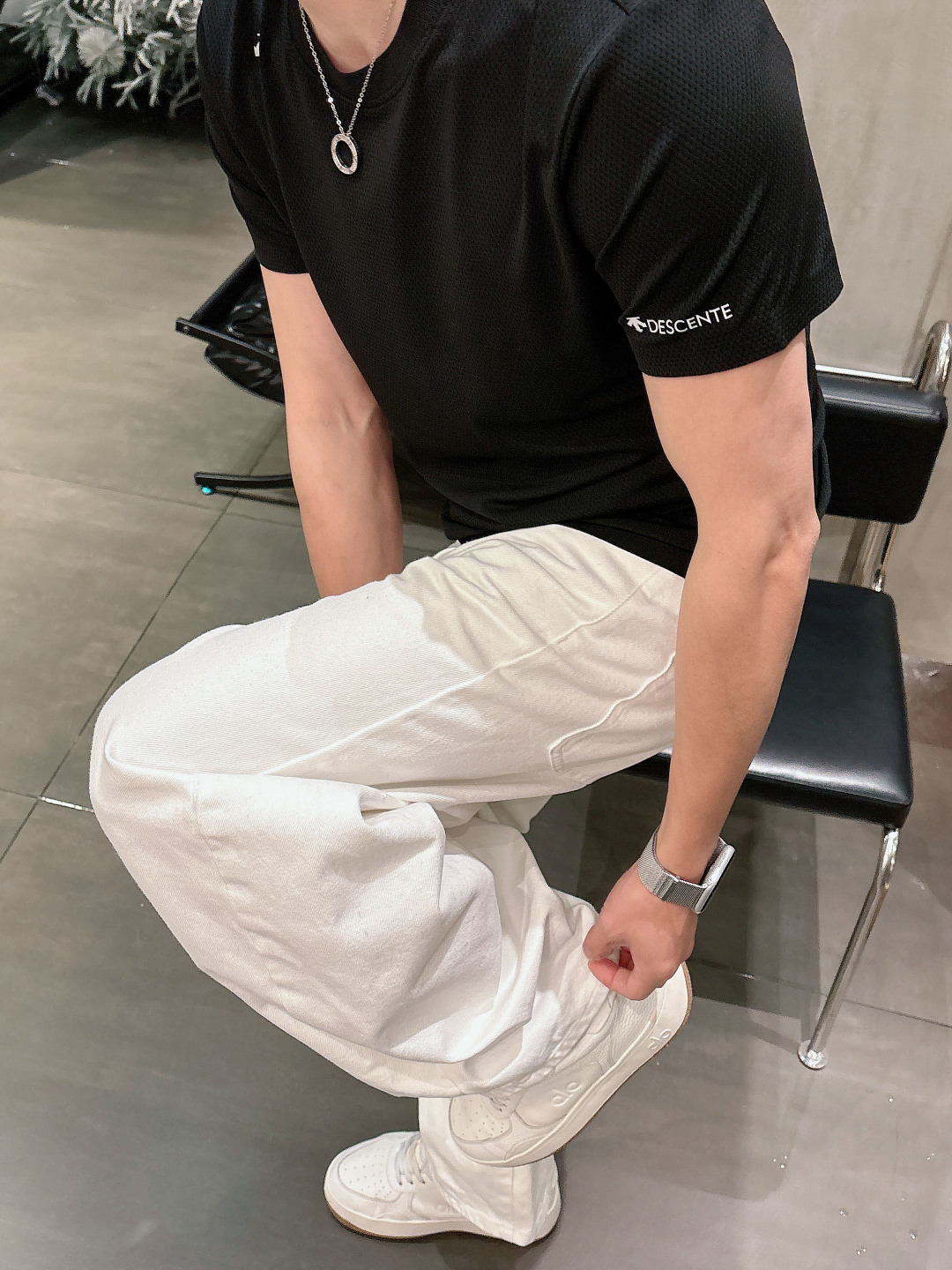 迪桑特新款圆领短袖T恤 定制面料，简约时尚精致，减龄百，色彩搭配舒适清爽， 亲肤细腻柔软， 男女同款 黑