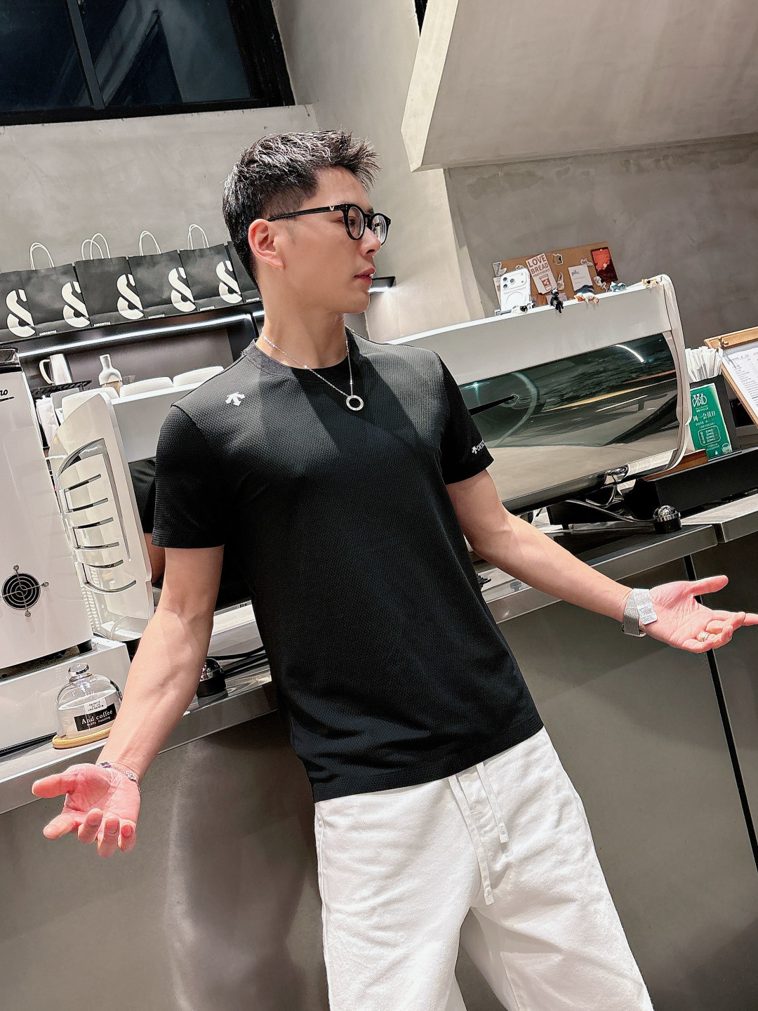 迪桑特新款圆领短袖T恤 定制面料，简约时尚精致，减龄百，色彩搭配舒适清爽， 亲肤细腻柔软， 男女同款 黑