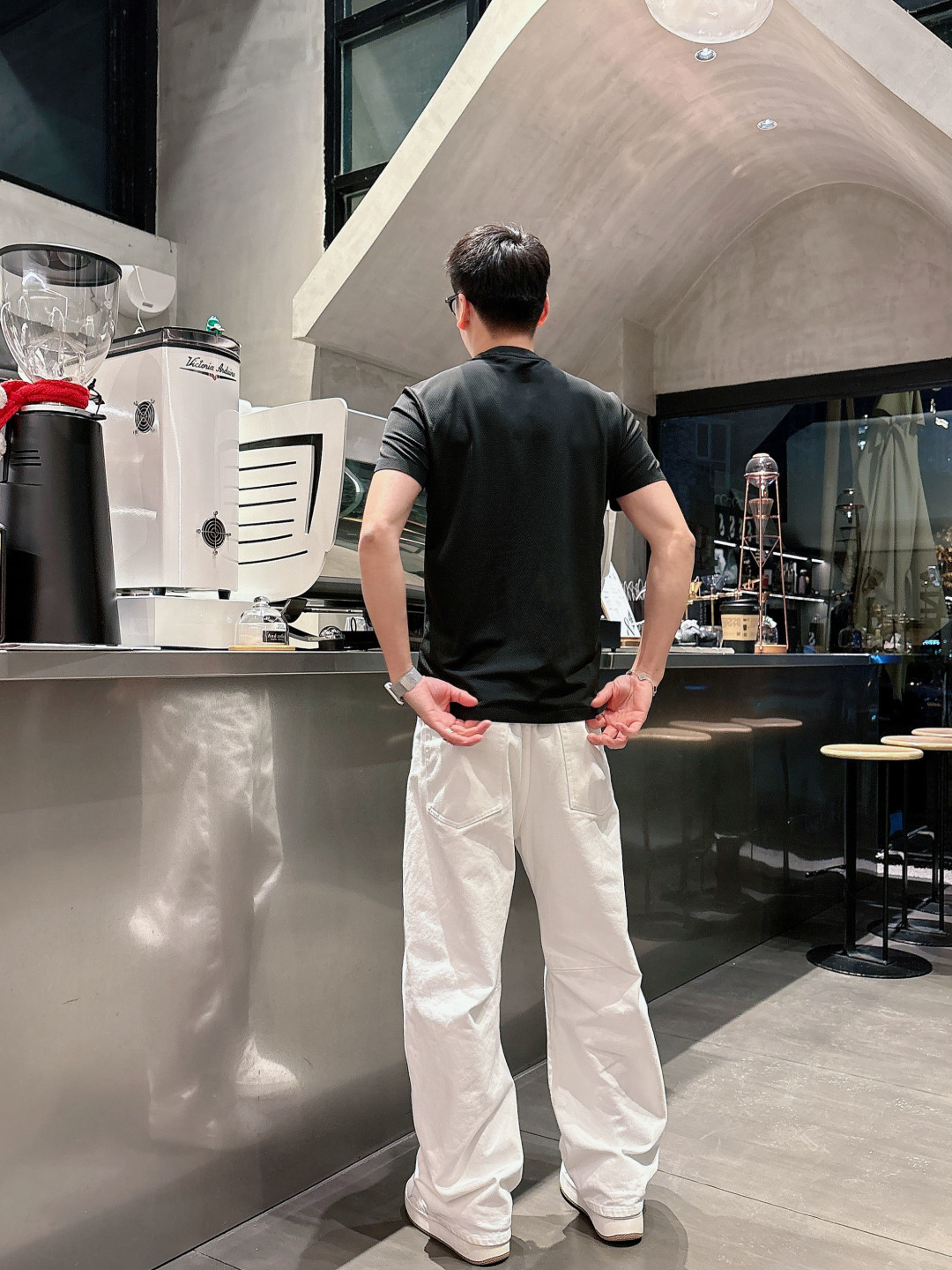 迪桑特新款圆领短袖T恤 定制面料，简约时尚精致，减龄百，色彩搭配舒适清爽， 亲肤细腻柔软， 男女同款 黑