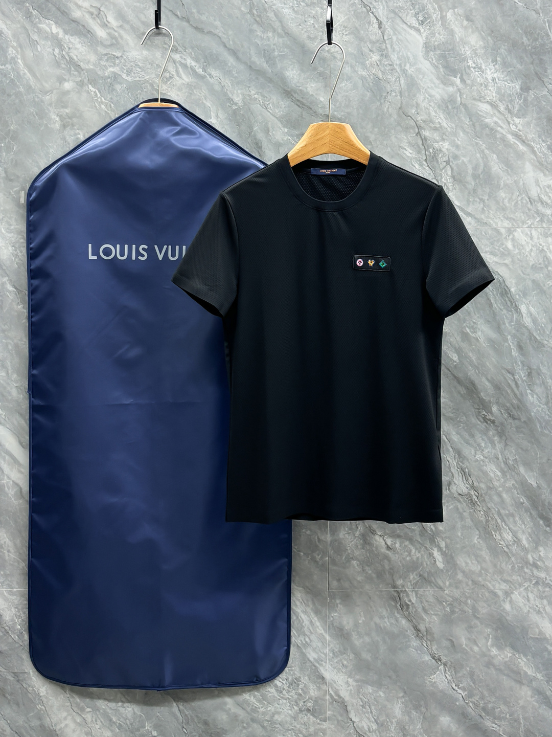 NO:758620,L's 2026 spring and summer new style debut counter latest short-sleeved round neck T-shirt, high-end customization, classic brand logo embroidery design, high-end custom fabrics. Soft feel. Comfortable to wear. Counter-level exquisite stitching. Fine workmanship. The upper body effect is incomparably handsome!  A must-have item for a stylish man!  Color Black Khaki Size 46-54, Louis Vuitton, T-shirt, tees, t-shirt,19860909L家2026春夏新款首发专柜最新款短袖圆领T恤 高端订制 经典品牌logo刺绣工艺设计 高端定制面料.手感柔软.穿着舒适.专柜级别精致车线.做工精细.上身效果无敌帅气！型男必备单品！ 颜色黑色 卡其 码数46-54,,louis vuitton,T-shirt,tees，t-shirt,,Men's clothing