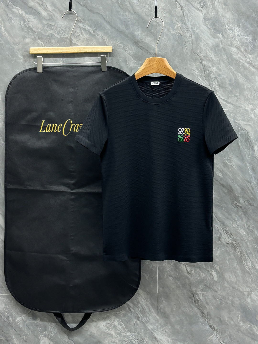 NO:758614,Luo Yiwei's 2026 spring and summer new model is the latest short-sleeved round neck T-shirt at the counter. High-end customization. Classic brand logo embroidery process design. High-end custom fabrics. Soft feel. Comfortable to wear. Counter-level exquisite stitching. Fine workmanship. The upper body effect is incomparably handsome!  A must-have item for a stylish man!  Color Black Khaki Size 46-54, loewe, T-shirt, tees, t-shirt,19860909罗意威 2026春夏新款首发专柜最新款短袖圆领T恤 高端订制 经典品牌logo刺绣工艺设计 高端定制面料.手感柔软.穿着舒适.专柜级别精致车线.做工精细.上身效果无敌帅气！型男必备单品！ 颜色黑色 卡其 码数46-54,,loewe,T-shirt,tees，t-shirt,,Men's clothing