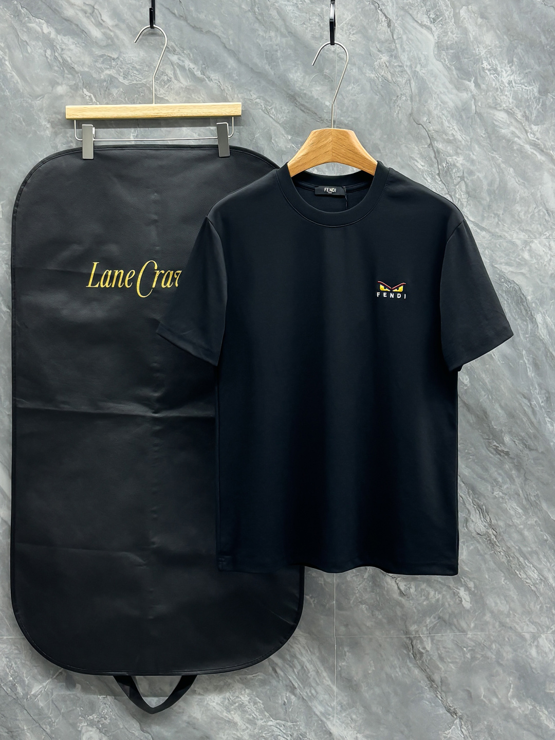 NO:758670,FENDI Fendi's 2026ss spring and summer new models are on the market. The customized fabrics are soft and comfortable, and the classic embroidered eyes are very fashionable and representative!  Exquisite little eye embroidery craftsmanship!  Comfortable and breathable to the touch!  Extremely fashionable, eye-catching and classy, ​​the upper body effect is high-end and elegant, the ultimate stylish and versatile style!  Color Black White Size S-2XL,,fendi,fendi,19860909FENDI 芬迪 2026ss春夏新款上市 定制面料柔软舒适,经典刺绣眼睛 极具时尚代表性！精致小眼睛刺绣工艺！手感舒适透气！极为时尚耐看有腔调,上身效果高端大气,极致有型的百搭款！ 颜色黑色 白色 尺码S-2XL,,fendi,fendi,,Men's clothing