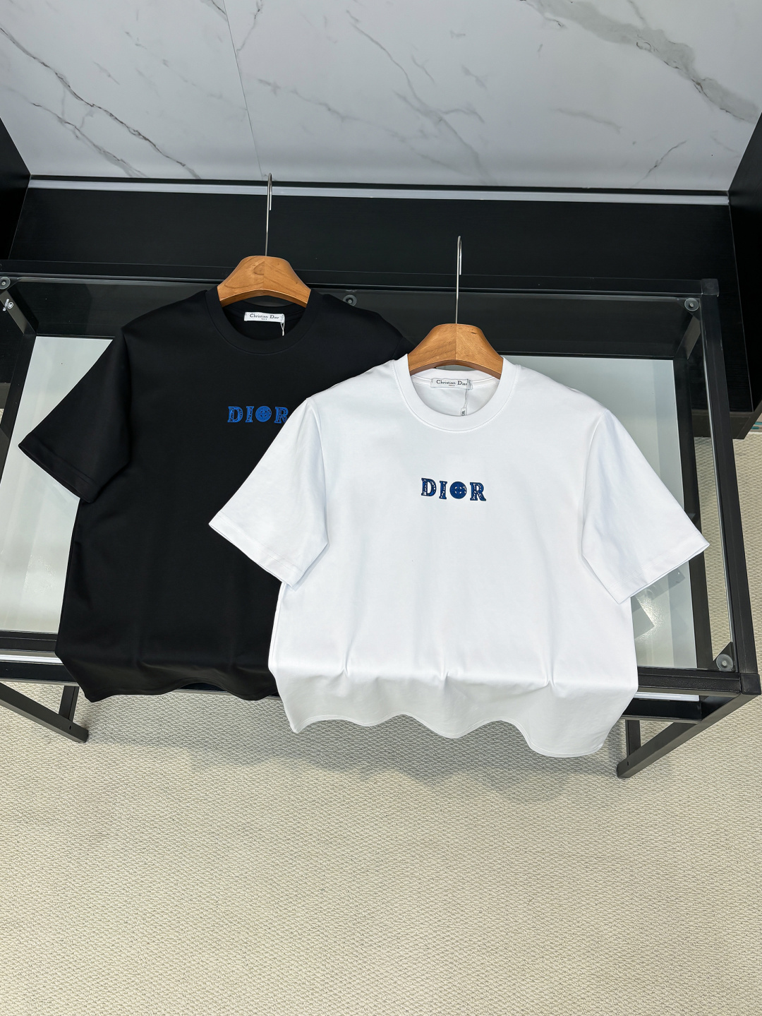 NO:728170,Support the Dior Dior 2026ss spring and summer new debut counter in the new year, the latest short-sleeved round neck T-shirt, high-end customization, avant-garde and fashionable design!  Soft to the touch. Comfortable to wear. Exquisite counter-level stitching. Exquisite workmanship. The upper body effect is incomparably handsome!  A must-have item for a stylish man!  Color Black White Size S-2XL,,dior,dior,T-shirt,tees,t-shirt,19860909支持年后Dior迪奥 2026ss 春夏新款首发专柜最新款短袖圆领T恤 高端订制 设计前卫时尚！手感柔软.穿着舒适.专柜级别精致车线.做工精细.上身效果无敌帅气！型男必备单品！ 颜色黑色 白色 码数S-2XL,,dior,dior,T-shirt,tees，t-shirt,,Men's clothing