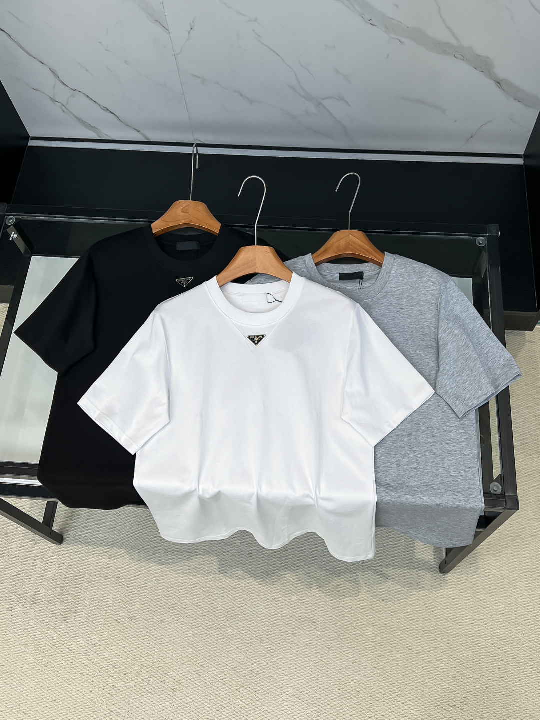 NO:728177,Support the new Prada 26ss spring and summer new classic logo coated enamel metal triangle logo short-sleeved T-shirt. The front chest is decorated with the brand's classic iconic triangle metal logo embellishment, which is very recognizable. It is an evergreen style, minimalist and versatile. The upper body is comfortable and breathable, soft, delicate and micro-elastic, high-quality fabric; color black, white, size S-2XL (higher version has turtleback on the back),, prada, T-shirt, tees, t-shirt,19860909支持年后Prada 26ss春夏新品经典标识涂珐琅金属三角形徽标短袖T恤,正面胸前饰有品牌经典标志性三角形金属标点缀超有辨识度,常青款、极简百搭,上身舒适透气、柔软细腻微弹、高品质面料； 颜色黑色、白色 尺码S-2XL（高版本背后有龟背）,,prada,T-shirt,tees，t-shirt,,Men's clothing